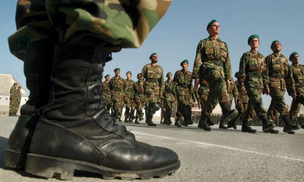 Υπαξιωματικός παρέδωσε 4.000 ευρώ που βρήκε στο δρόμο